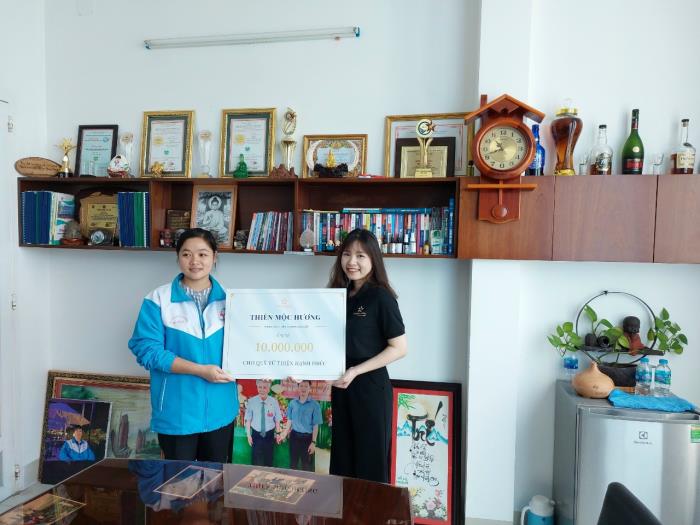 Công ty Thiên Mộc Hương đến thăm và trao tặng hiện kim ủng hộ cho Quỹ (28/05/2022)